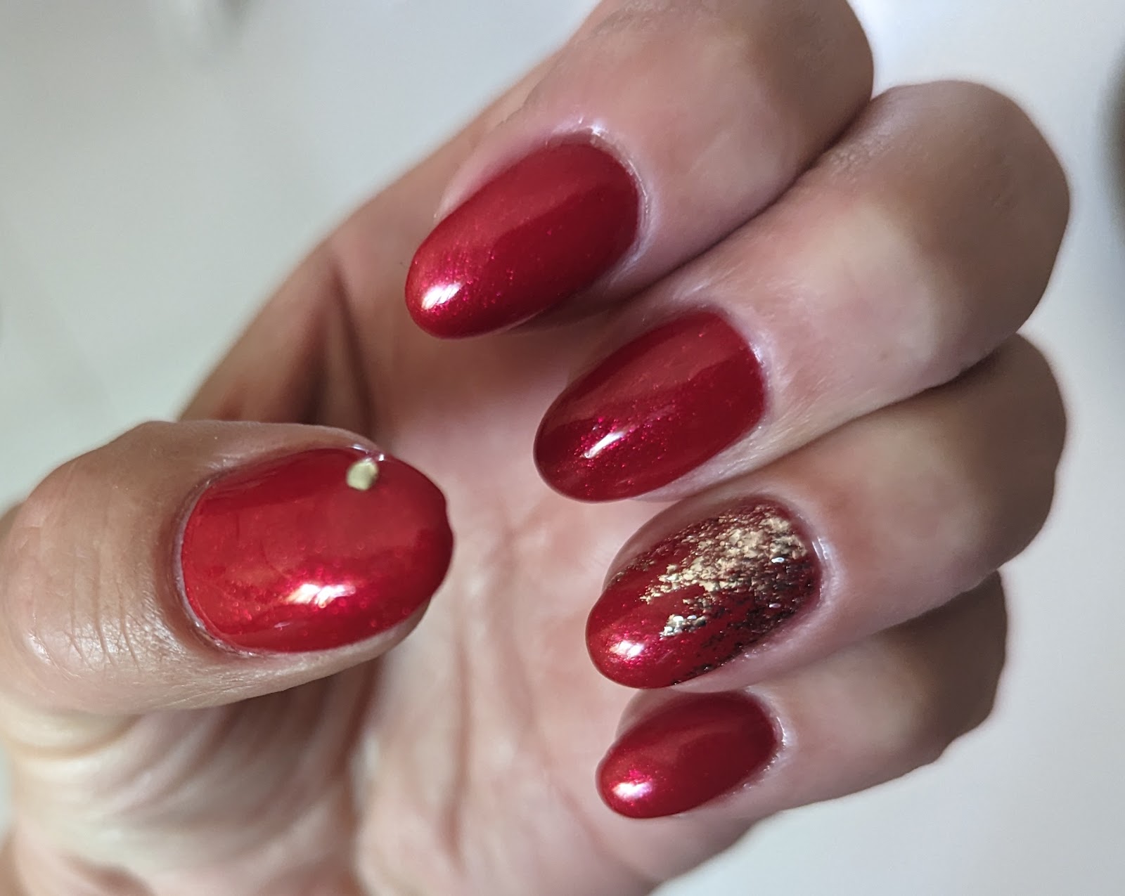 Nail art rosso e oro